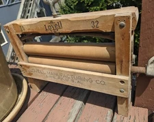 RaRe AnTiQuE LOVELL MANUFACTURING CO 32 WOODEN CLOTHING WRINGER MANGLE