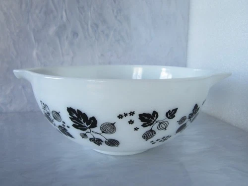 VINTAGE PYREX GOOSEBERRY BLACK ON WHITE #443 CINDERELLA MIXING BOWL 2.5 QT