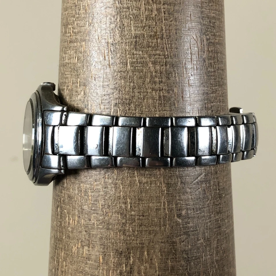 Relógio solar Citizen feminino E010-K002443 Disney Mickey Mouse 27mm 6 1/4" - Imagem 3 de 4