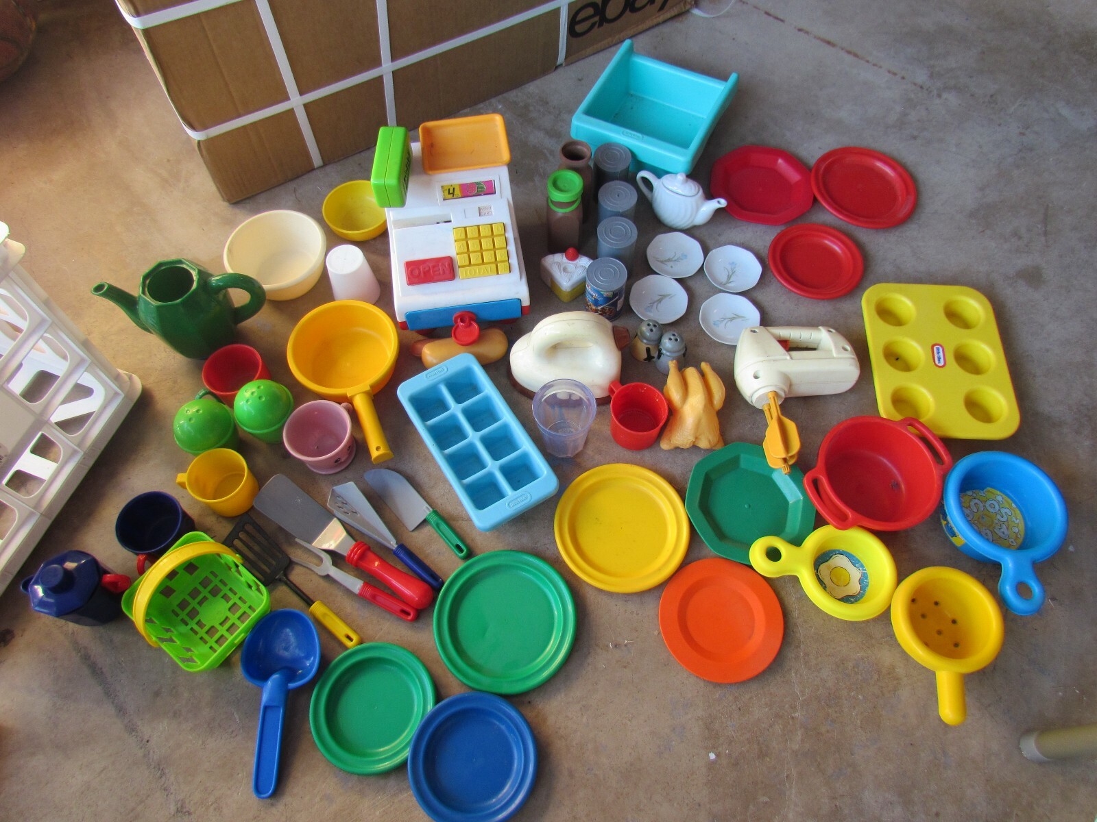 как выглядит HUGE MIXED LOT PLAY FOOD VINTAGE PRETEND POTS PANS DISHES CASH REGISTER KIDS фото