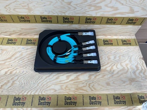 Siemon Q4S28F-Y02.0B13 2m 100G QSFP28 to 4x SFP28 AOC Cable – Dell P/N 0YKP2Y