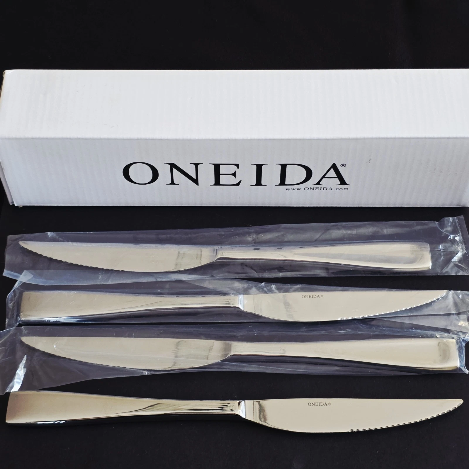 Set of 4 Oneida 18/10 Stainless Flatware GLOSSY MODA Serrated Steak Knives NEW