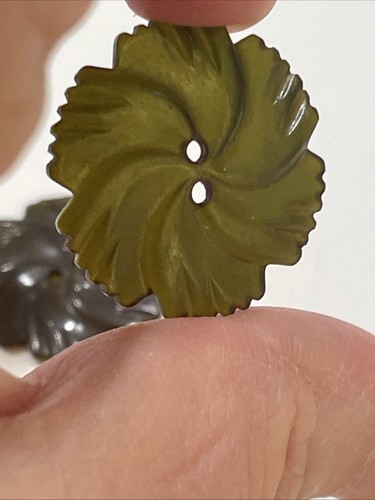Vintage Set Of 2 Green Bakelite Flower Buttons 1” Sew Through - Picture 1 of 13