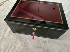 GREAT BLACK LACQUERED CIGAR HUMIDOR WITH INLAY BORDER LOCK & KEY COMPLETE