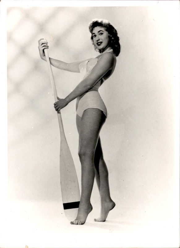 LMPE36 1957 Original Photo BAREFOOT KERRY BRACE SWIMSUIT CHEESECAKE PIN-UP