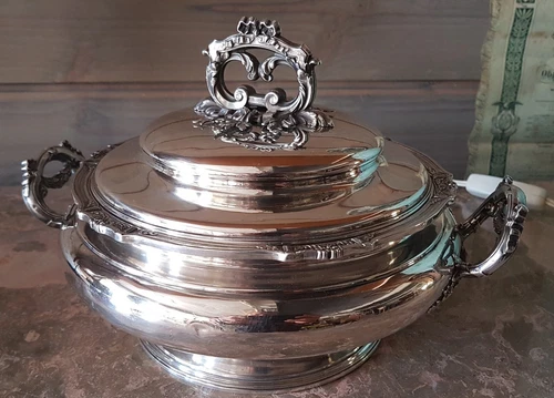 Splendide Légumier en argent massif de Style rocaille 