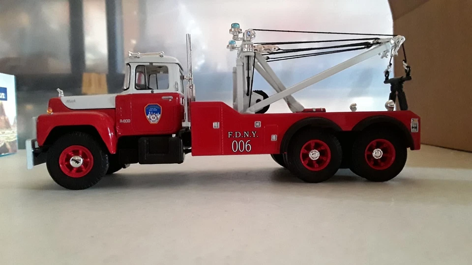 First Gear FDNY MACK R800 Truck with Holmes Wrecker - Rare & Needs Repair (DC300 - Image 2 of 4