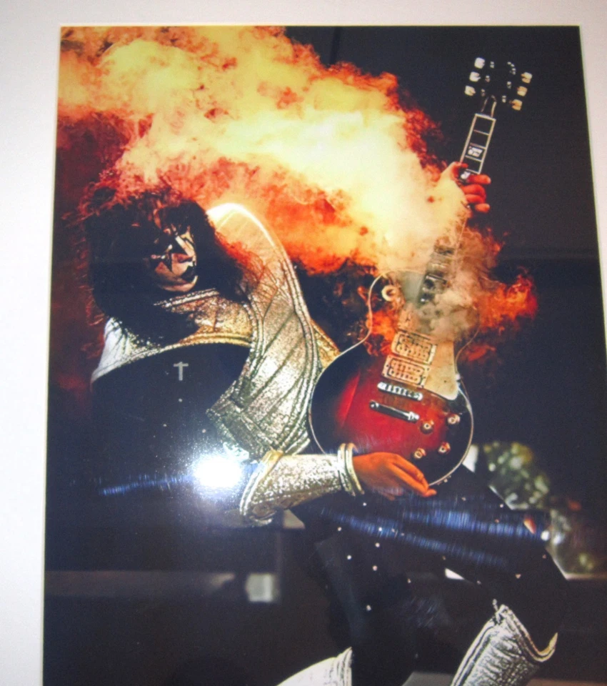 Guitarra grande enmarcada Kiss Legend Ace Frehley '77 en llamas / Fumar en el escenario 23x20 Foto 2 de 4