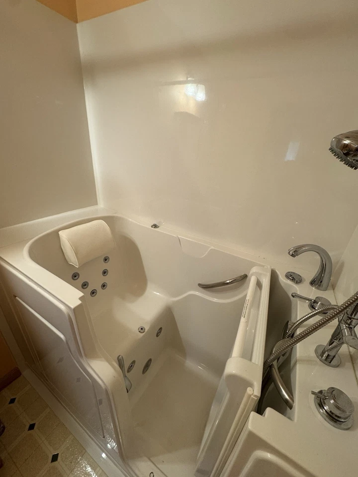 SafeStep Step in Soaking Tub/ Jacuzzi - Complete Set Up with Fixtures And Walls - Image 2 of 4