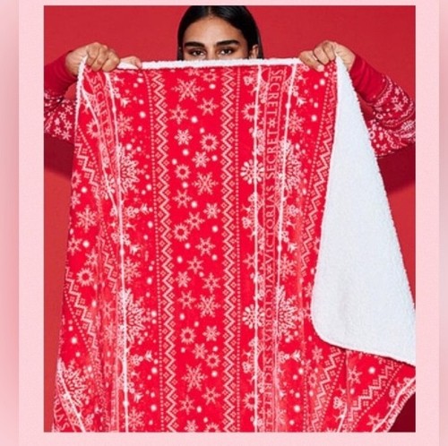 Victoria's Secret Holiday Cozy Sherpa Throw Blanket 50in*60in - Picture 2 of 3