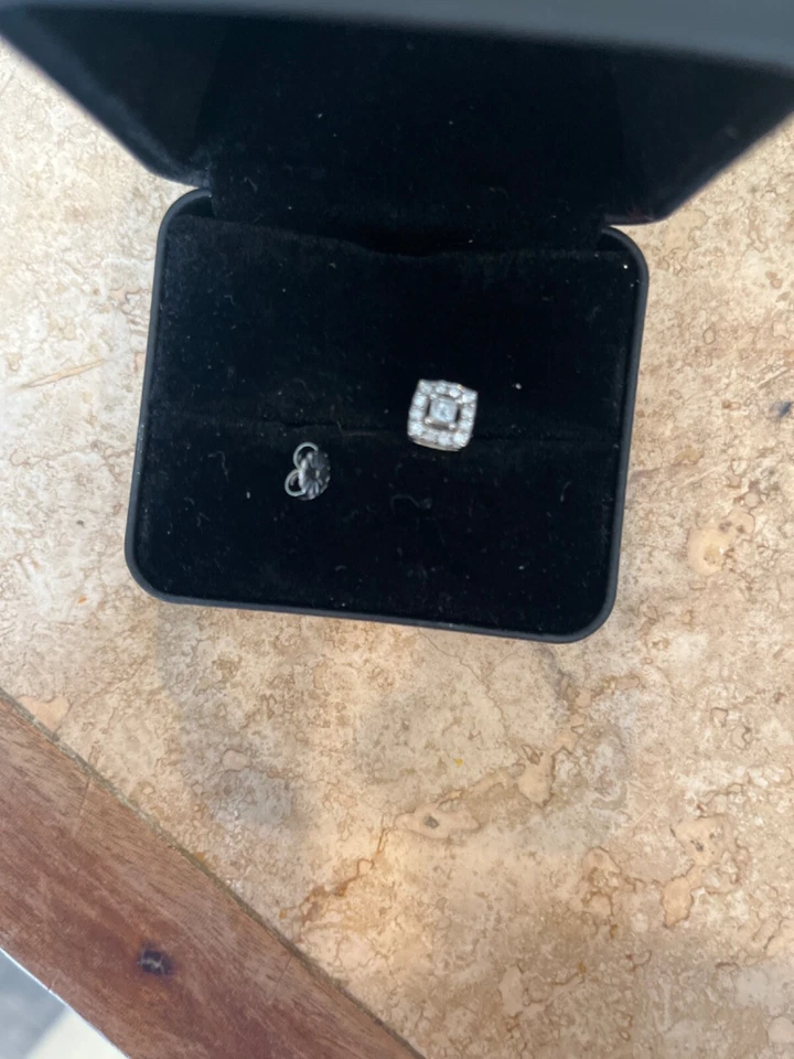 Pendientes de oro blanco de 10k corte princesa. Preferiblemente para lóbulos de orejas más grandes. Foto 3 de 4