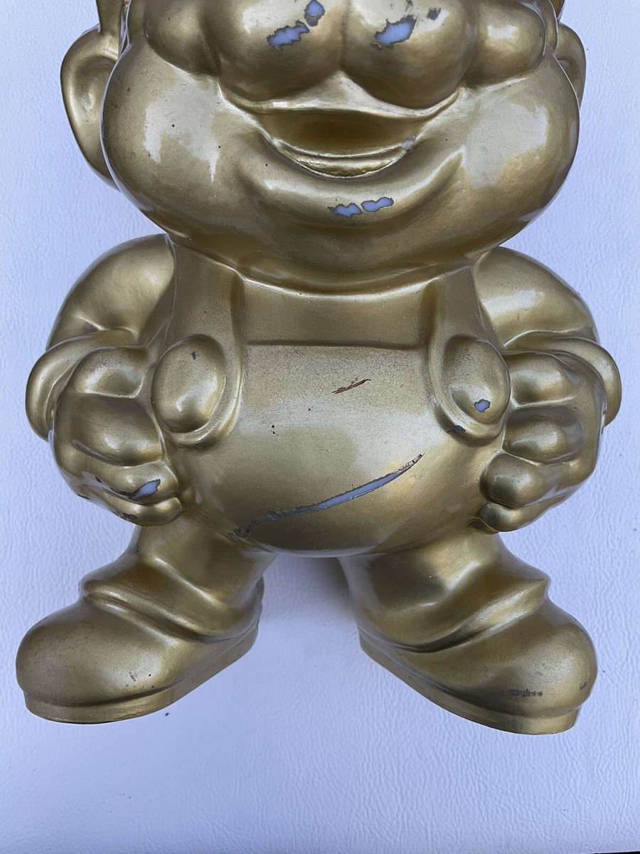 Super Mario Gold Statue Nintendo entertainment Store display Super Mario Gold Statue Nintendo entertainment Store display
