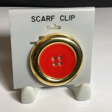 VINTAGE RED & GOLD BUTTON SHAPED SCARF CLIP ON ORIGINAL CARD