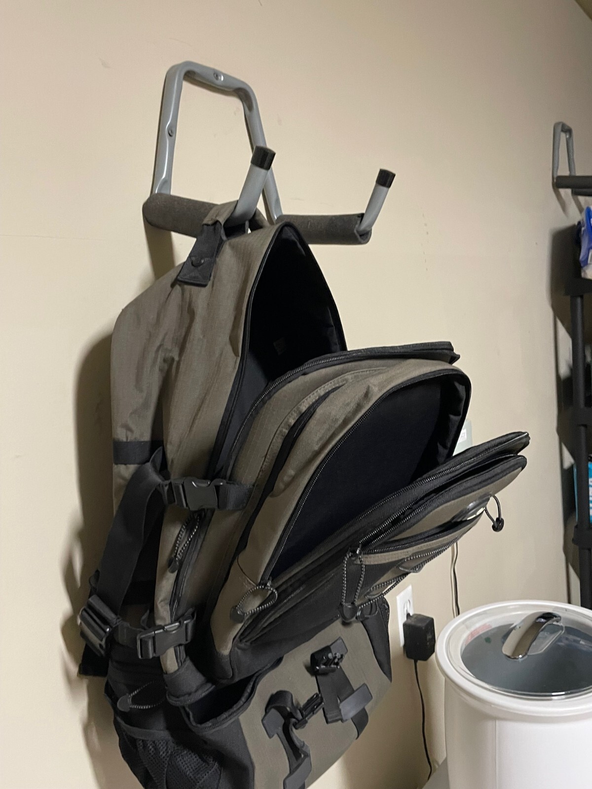 Men's Large Skyway Hiking Backpack - Great Condition-image