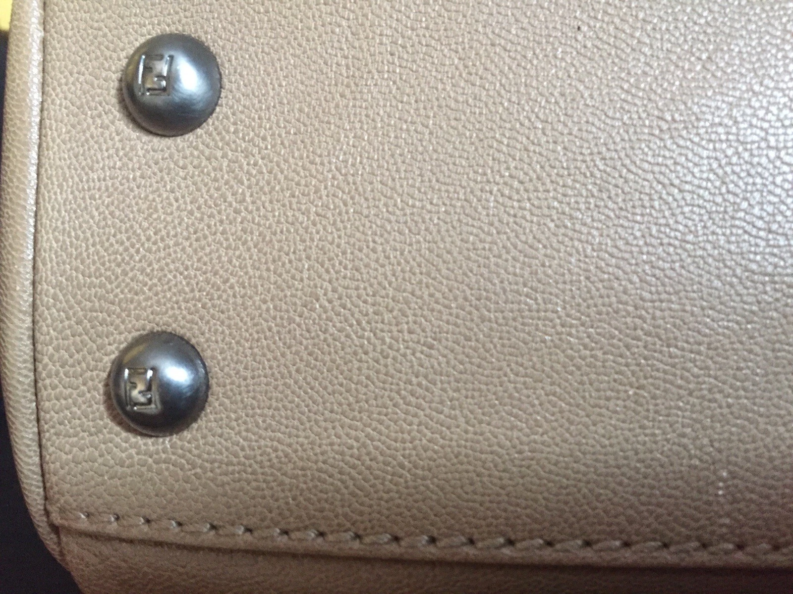 Fendi Peekaboo Large Grey con interni in pitone.