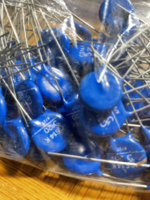 A lot of FIVE (5) SIEMENS MOV Varistors, S14K20...... 14 joules ,20 V