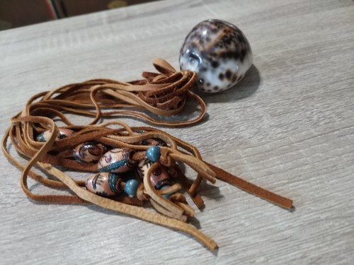 Sonaglio sciamano conchiglia di cowrie tigre leopardo fatto a mano. Nativi americani - Foto 7 di 10