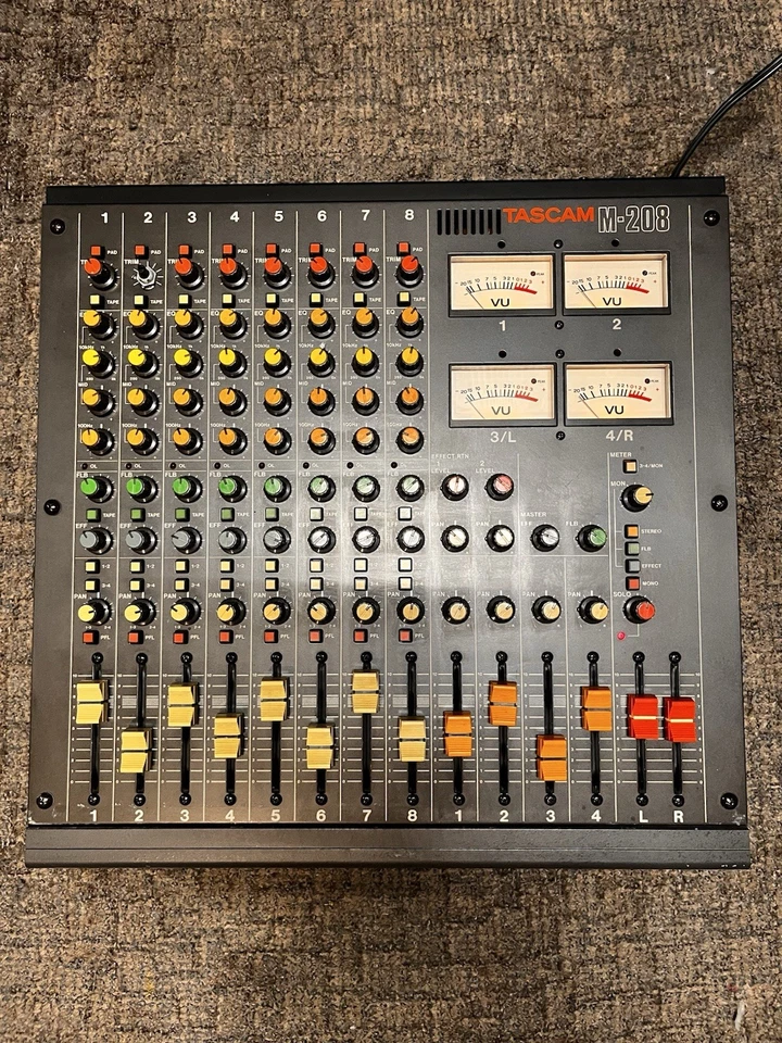 Mezclador vintage de 8 canales TASCAM M-208 Foto 2 de 4