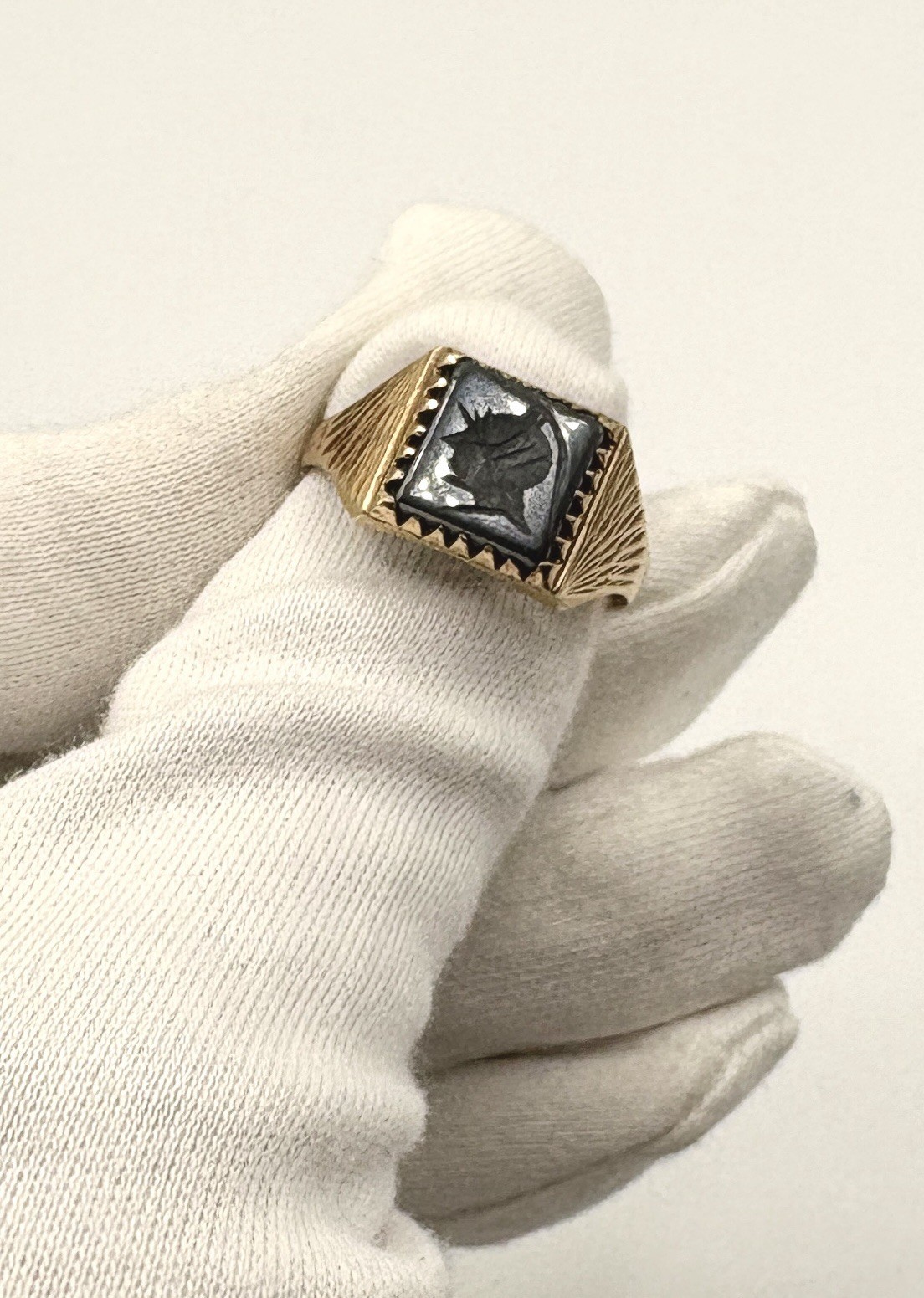 Solid 9ct yellow Gold Hematite Centurion Intaglio… - image 5
