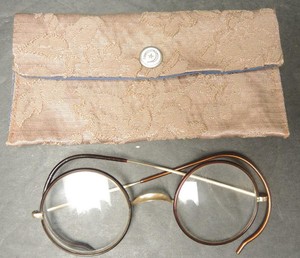 gold round eyeglasses