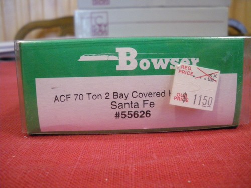 Bowser: Santa Fe: ACF 70 ton 2 Bay Covered Hopper: 55626 *actual shipping* | Zustand: New