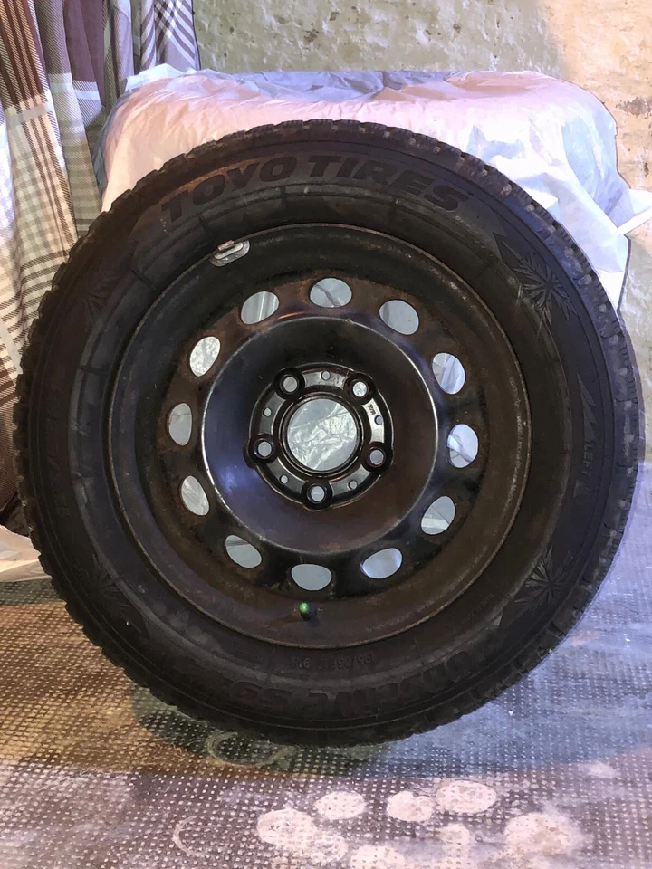 15 Zoll Felgen mit Toyo Reifen und BMW Radkappen - Bild 2 von 4