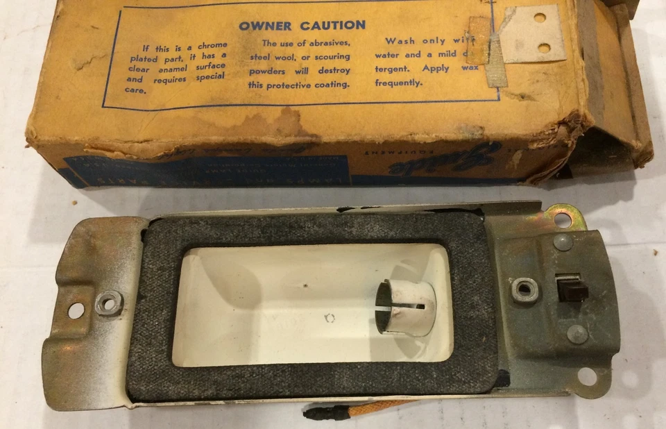 Base de lámpara domo GM #5937080 NUEVO DE STOCK, camioneta Chevy y GMC Chevy 1947-1955 Foto 2 de 4