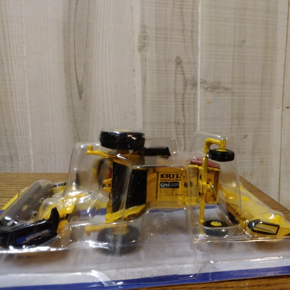 ERTL 1/64 New Holland Speedrower 260 PLUS Self-Propelled Windrower w/ Both Heads - Image 3 of 4