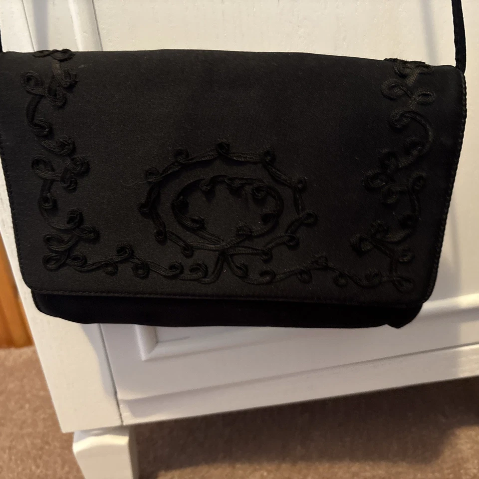 Bolso de hombro Givenchy Paris Vintage negro satinado bordado. "6""X 8""" Foto 2 de 4