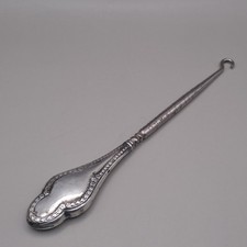 Antiker Knopfhaken mit silbernem Griff