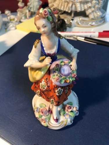 Sitzendorfer Porzellan Figur - Bild 2 von 4