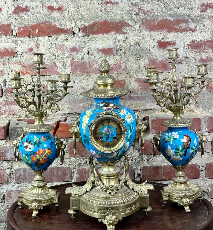 Pendule / garniture de cheminée en faïence et bronze de style Louis XVI - Photo 2/4