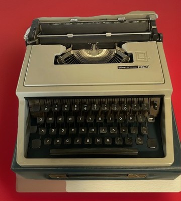 Olivetti Dora manuelle tragbare Schreibmaschine mit türkisblauem Koffer Made in Italy Vintage 
