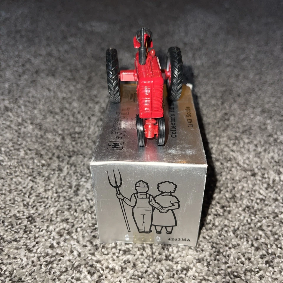 Ertl 1:43 IH Mc Cormick Farmall Super M-TA Diesel 1991 National Farm Toy Show - Image 3 of 4