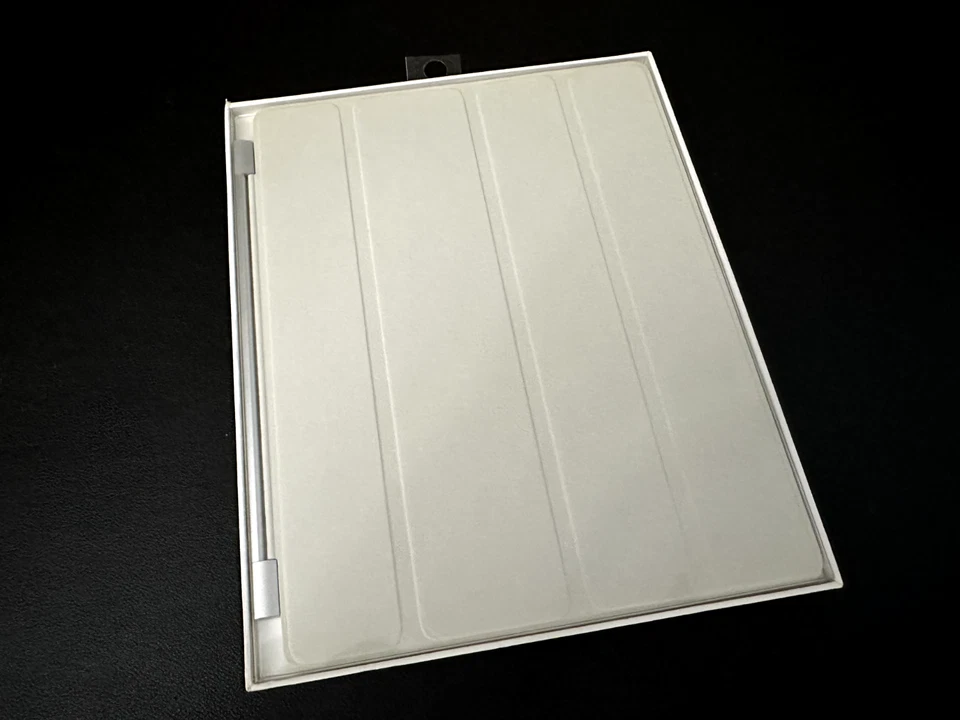 Apple Ipad 2 & 3 Smart Cover Leather Cream Color AUTHENTIC / ORIGINAL / UNOPENED - Image 2 of 4