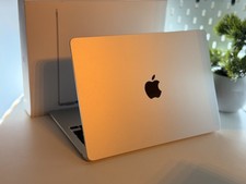 Neuwertiges Apple MacBook Air 13,6" M5  512GB 16GB Silber mit 15 Ladezyklen