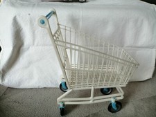 JOUET D'ENFANT, CADDY SUR ROULETTES EN PLASTIQUE BLANC, VINTAGE 60