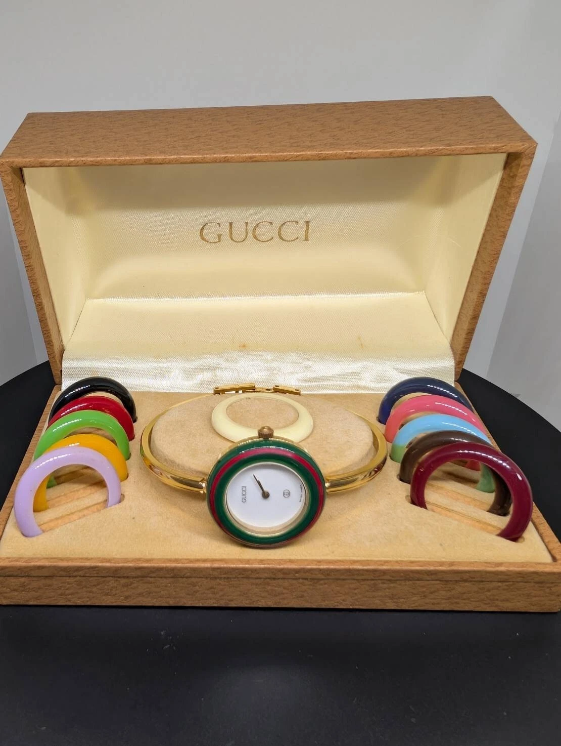 Montre femme Gucci lunette changeante quartz avec boite expédition 1 jour beau produit