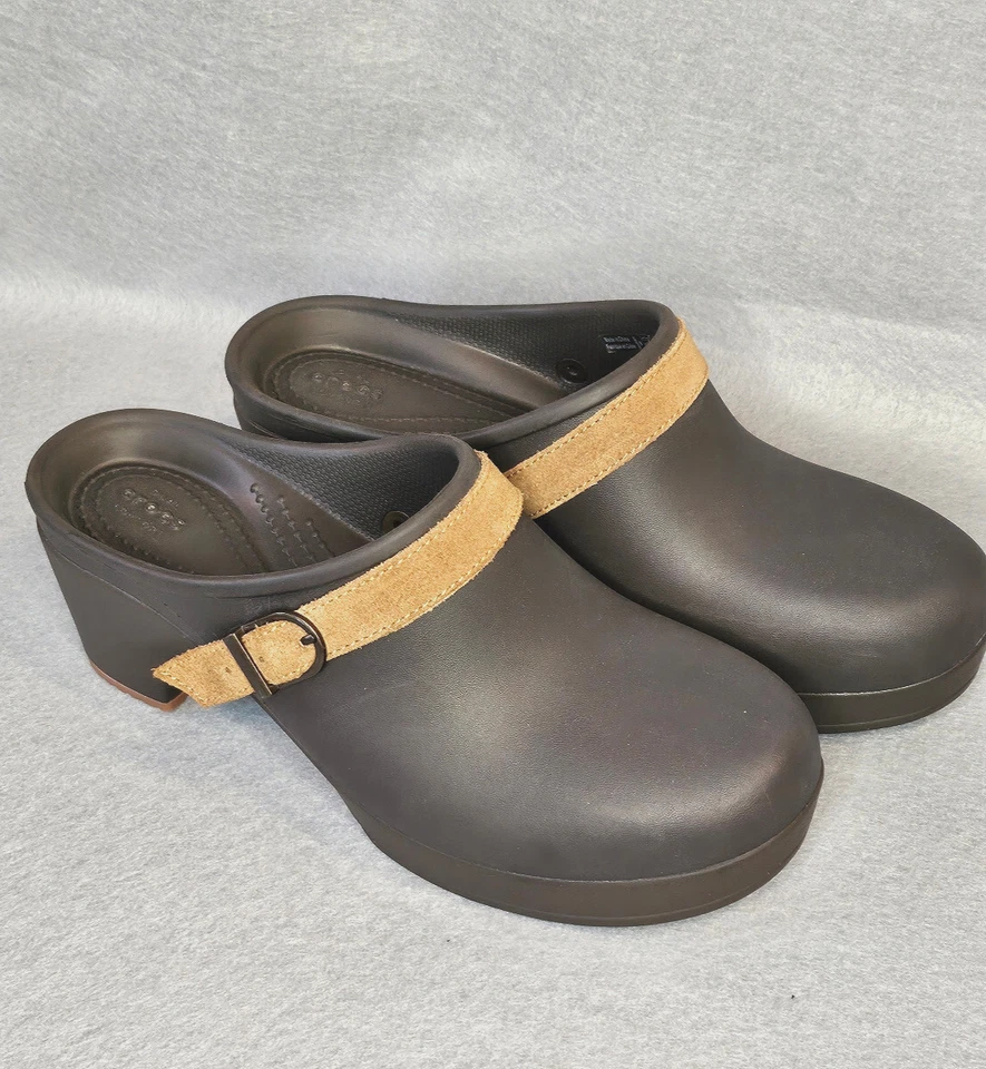 Zuecos Crocs Sarah Doble Confort Marrón Con Correa de Gamuza Tostada Para Mujer Talla 8W Foto 2 de 4