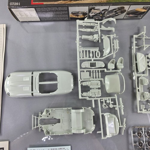 Revell 1:25 1961 Jaguar E-Type Sportwagen Modellbausatz 07291 - Bild 7 von 12