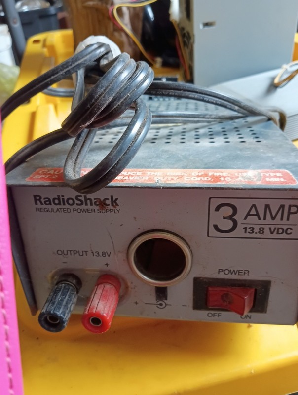 Vintage Radio Shack 3 AMP Regulated 13.8v DC Power Supply 22-504