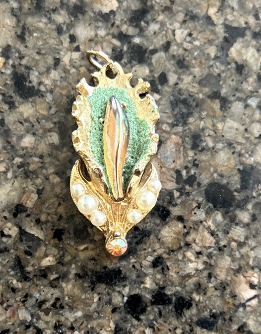 Vintage Florenza Pendant Pearls And  Aurora Borealis Stones Beautiful!