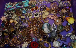 Lot#959 Over 2lbs vintage to now mixed single earrings jewelry parts for craft