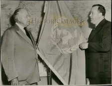 1950 Press Photo Trygve Lie presents blue & white U. N. flag to Warren R. Austin