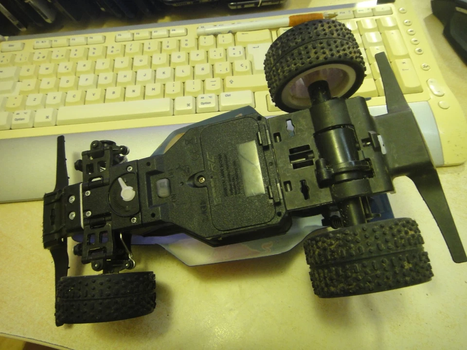 Carrera RC coche radio control roto falta rueda y mas problemas España - Bild 2 von 4