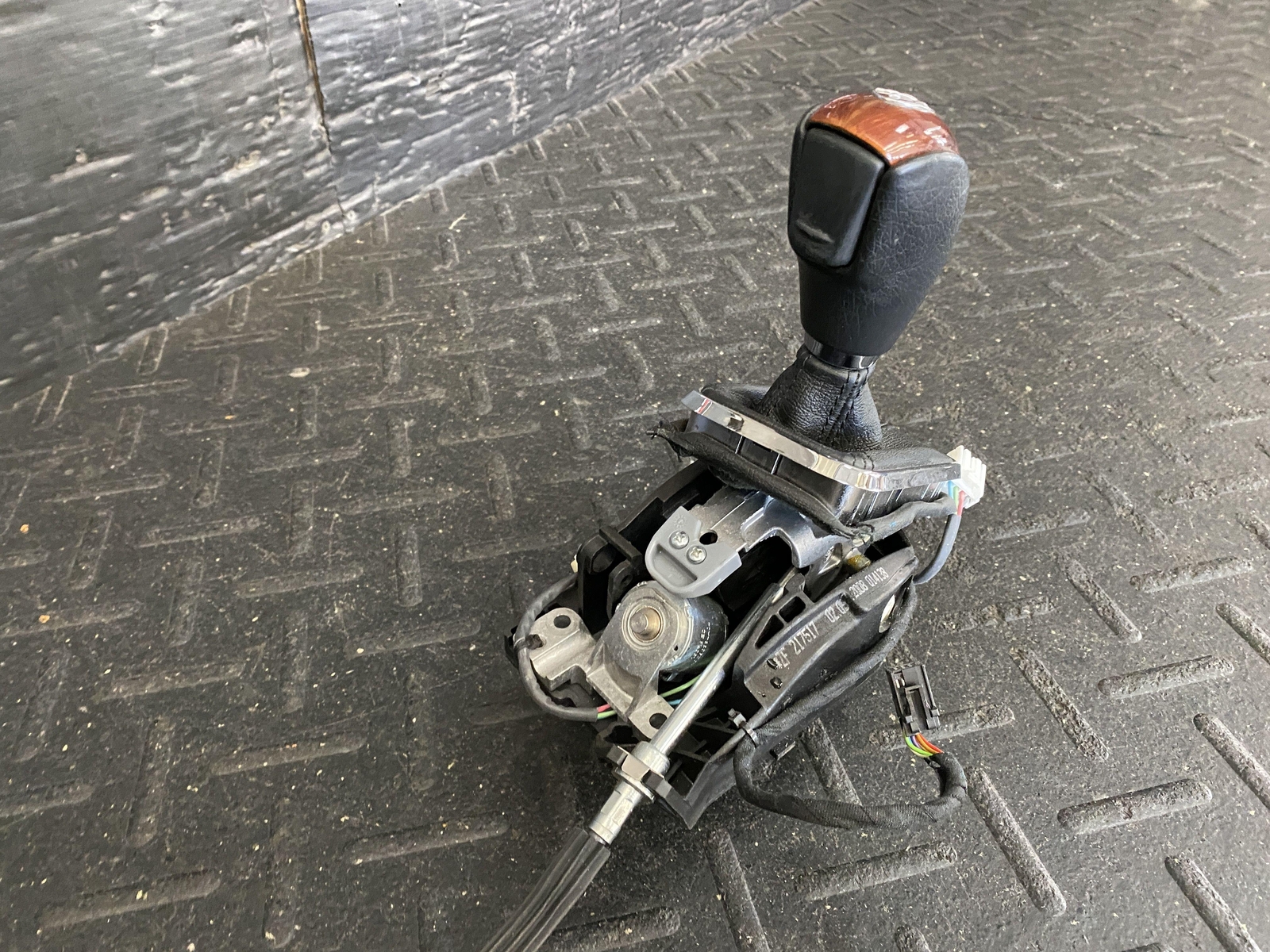 07-11 MASERATI QUATTROPORT AUTOMATIC TRANS FLOOR SHIFT GEAR SELECTOR W/ CABLE