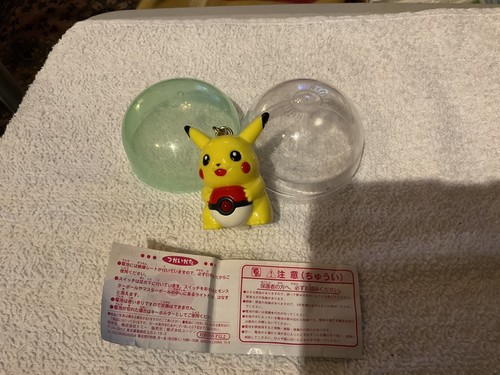T0MY POKEMON PIKACHU WITH POKEBALL VINTAGE KEYCHAIN COLLECTABLE - Picture 2 of 6