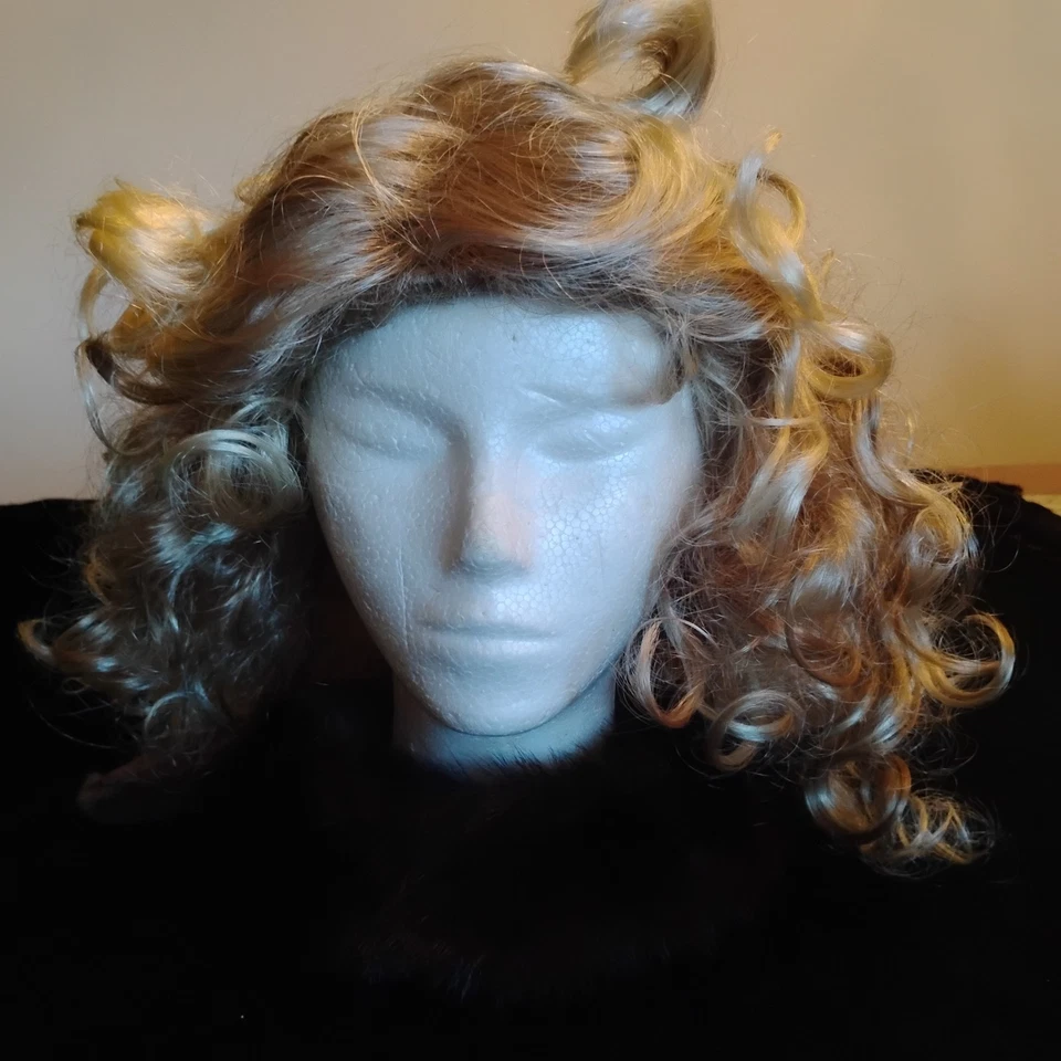 Peluca sintética rizada Paula Young A1182 | Longitud media estilo permanente retro rubia Foto 2 de 4