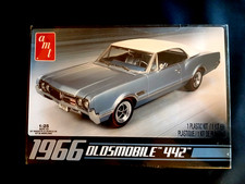 Model Kit 1966 Oldsmobile 442 AMT 1:25