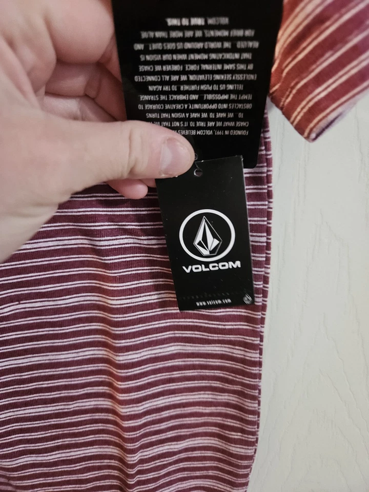 Camiseta listrada Volcom Boys: vermelha/branca: nova com etiquetas: tamanho P (8) - Imagem 3 de 4
